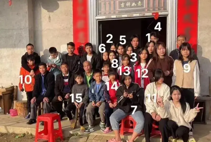 Lương Nhị đã gần 80 tuổi, còn các con của họ đều trưởng thành.