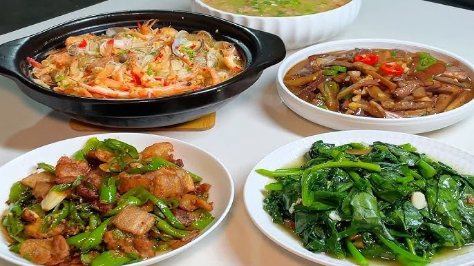 Bữa trưa: Thịt kho, canh kim chi, rau cải xào, nấm kho.