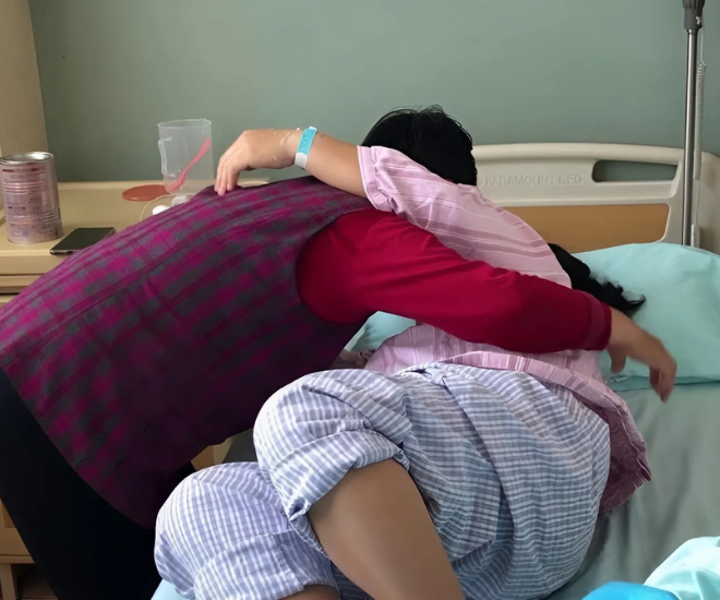 Mẹ chồng Tiểu Lan chăm sóc con dâu rất chu đáo.