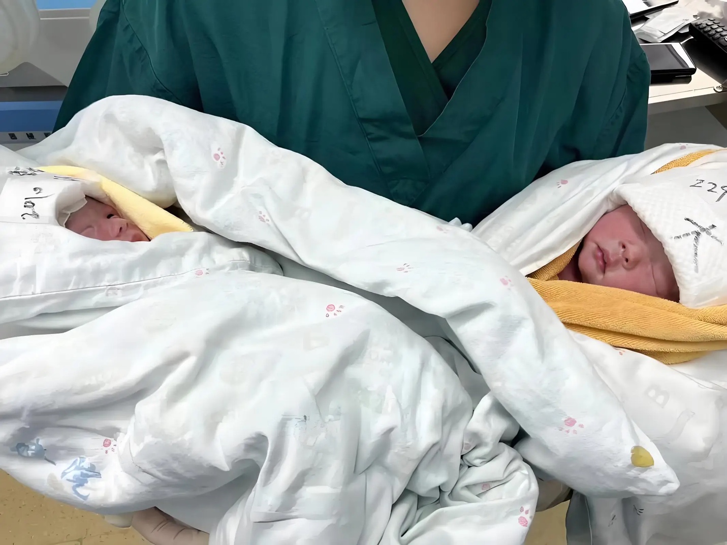 2 bé trai khỏe mạnh chào đời với cân nặng trong mức tiêu chuẩn.