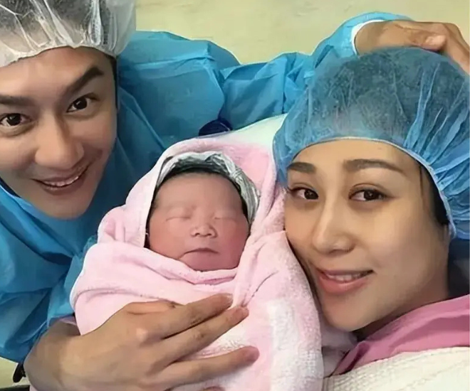 Vợ của Trần Hạo Dân là Tưởng Lệ Sa sinh mổ 4 lần.