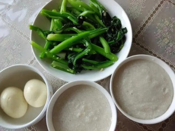 Vợ vừa đăng ảnh   cơm cữ   mẹ chồng nấu lên mạng, chồng lập tức mời bà ngoại đến, tiễn  bà nội về quê