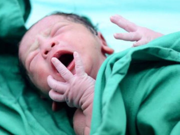 Con vừa chào đời đã 12 tuổi, mẹ rơi nước mắt còn bác sĩ thốt lên đúng là kỳ tích