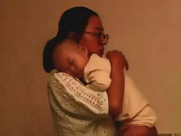 Nghi vợ thay đổi sau sinh, chồng lắp camera theo dõi và bật khóc khi thấy cảnh tượng trong đêm