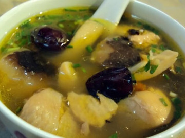 Vợ ở cữ ngày nào cũng được mẹ chồng hầm canh gà cho ăn, chồng thử một ngụm rồi vội tiễn mẹ về quê