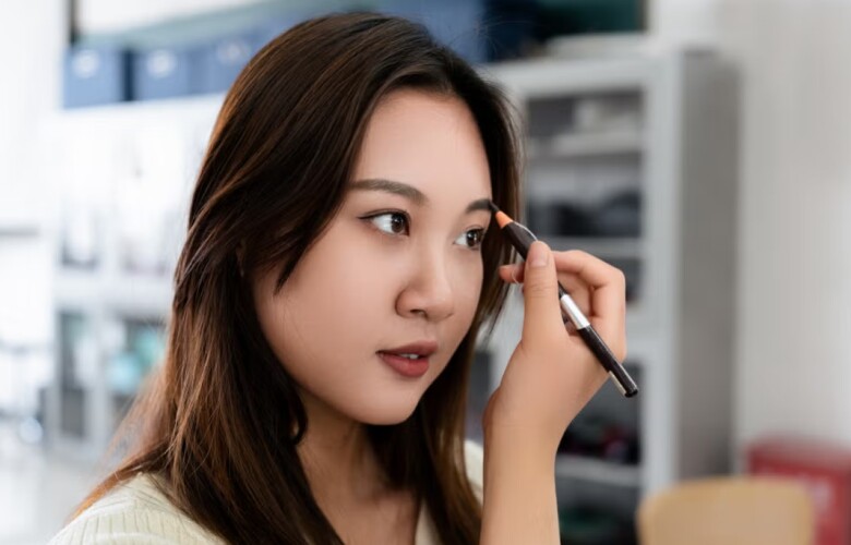 4 lỗi khi trang điểm khiến bạn trông như tăng thêm chục tuổi, người có gương mặt vàng cũng khó cân được - 1