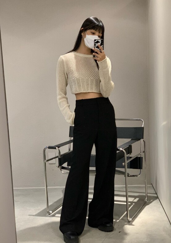 Áo len đan dáng crop top khoe eo thon thích hợp với các nàng có vòng 2 nhỏ nhắn không mỡ thừa vừa khoe được ưu điểm hình thể lại có thể tạo hiệu ứng kéo dài chân.