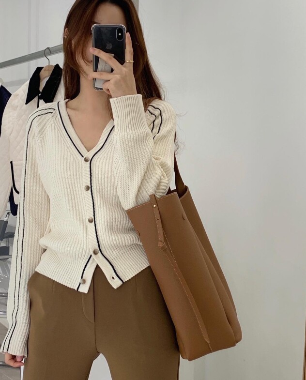 Áo len hoặc áo khoác cardigan cổ chữ V sẽ mang đến 2 hiệu quả đó là thon gọn và kéo dài đường cổ, giúp các chị em trông gọn gàng hơn.