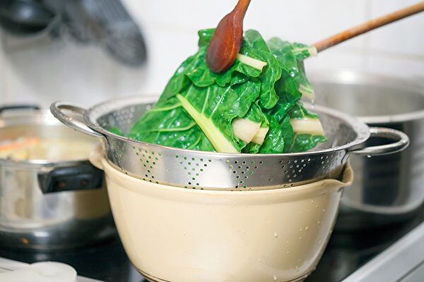 Đồ ăn hấp, luộc ít calo, giữ được nhiều dinh dưỡng có thể giúp chị em tránh tăng cân.