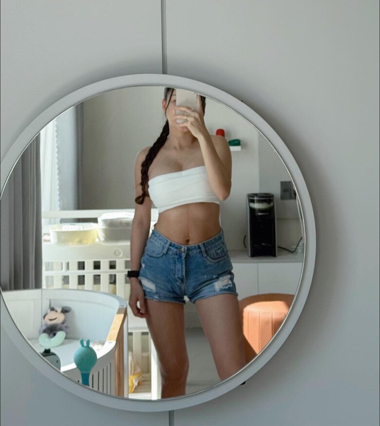 Kết hợp cùng những chiếc áo croptop táo bạo là quần shorts denim hoặc chân váy kaki dáng ngắn, giúp tôn lên đôi chân thon dài, săn chắc. Chất liệu denim rách nhẹ tạo cảm giác phóng khoáng.