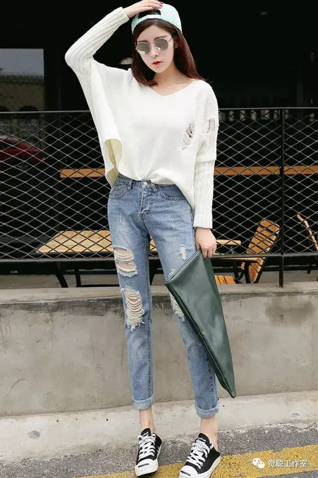 Quần jeans rách giờ đã lỗi thời không còn hợp xu hướng.