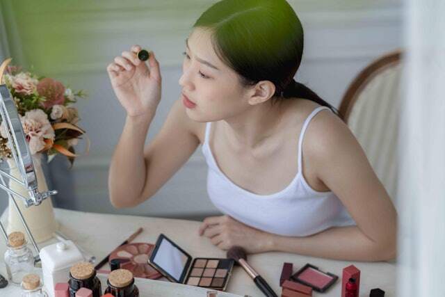 Thời tiết ẩm ướt khiến lớp trang điểm dễ trôi hơn.