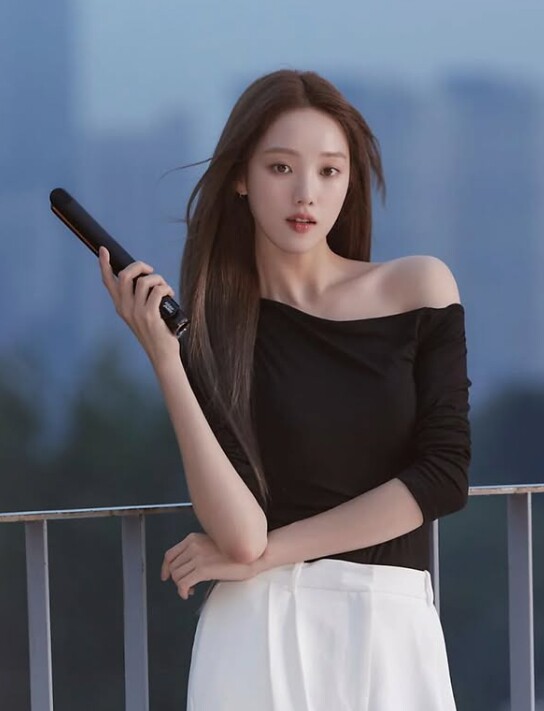 Thân hình nuột nà của Lee Sung Kyung là nhờ cô có chế độ ăn uống đúng cách mà không cần nhịn ăn, bỏ bữa.