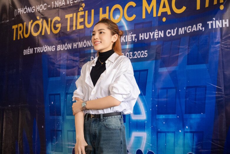 Kỳ Duyên mặc sơ mi trắng đơn giản với quần jeans đi từ thiện. 