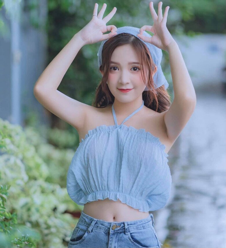 Ngoài những chiếc áo croptop cá tính, kiểu áo croptop với đường diềm bèo nhún dáng quây trông ngọt ngào, nữ tính cũng được cô nàng yêu thích. Cách phối đồng màu tình tế giữa xanh pastel và xanh denim cùng chiếc khăn buộc đầu xanh khiến cho cô nàng càng thêm tươi trẻ.