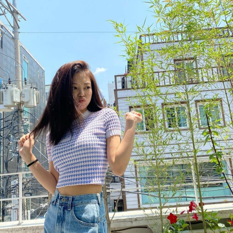 Chiếc áo len crop-top họa tiết gingham phối cùng quần jeans cạp cao mang đến vẻ đẹp đầy sức sống và hiện đại.