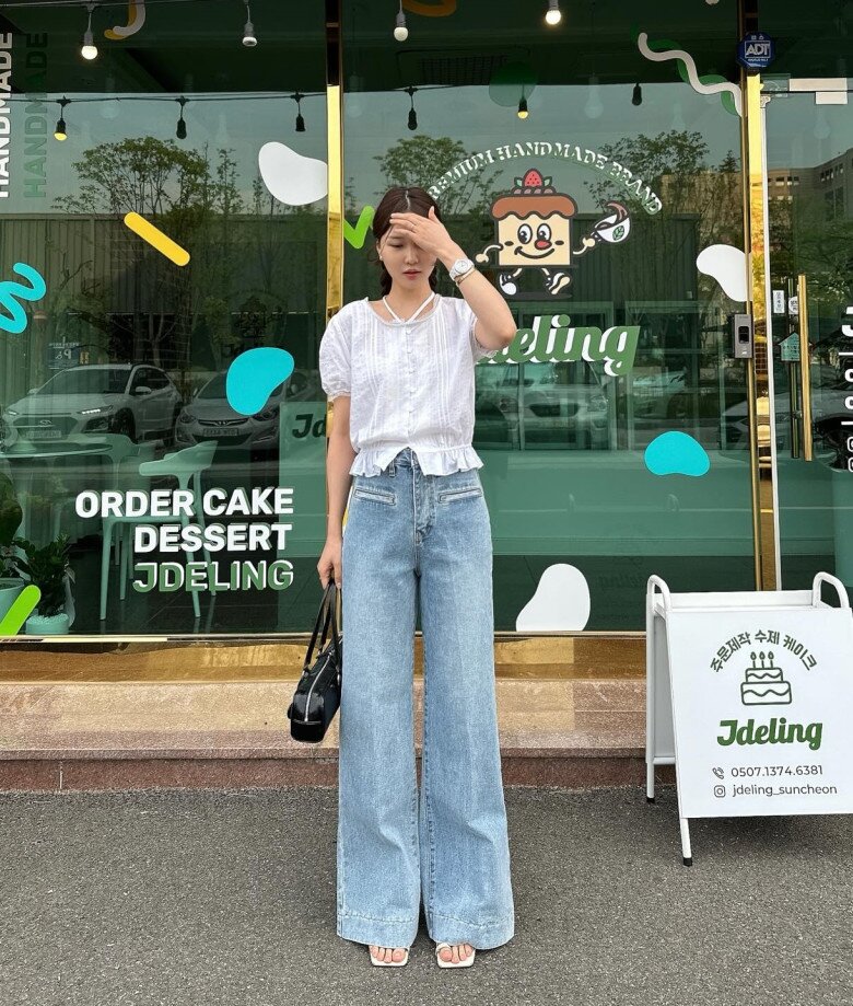 Sự kết hợp giữa áo blouse tay ngắn xếp bèo cùng quần jeans ống rộng mang lại vẻ ngoài nhẹ nhàng nhưng không kém phần thời trang.