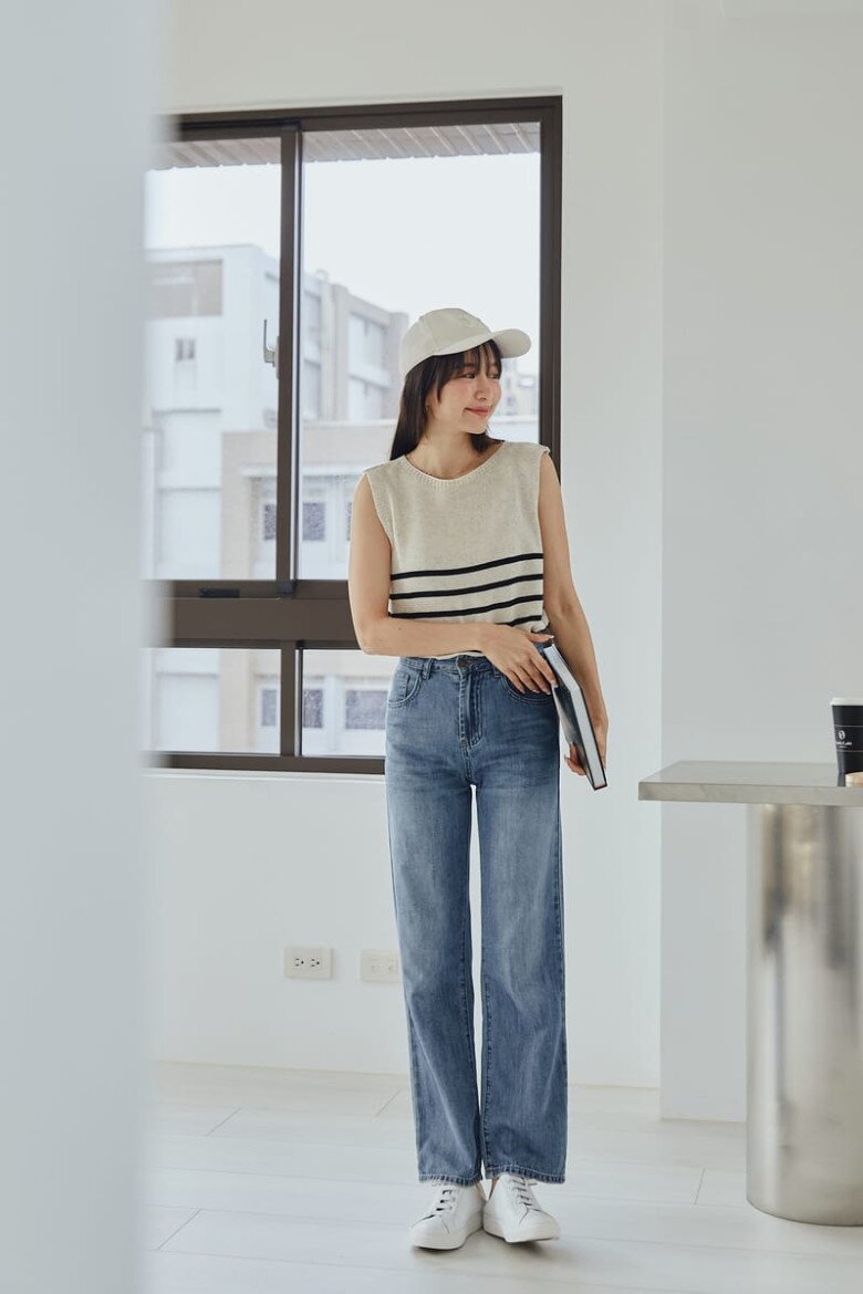 Áo len gile kẻ ngang kết hợp quần jeans suông. Gam màu trung tính cùng thiết kế đơn giản mang lại vẻ ngoài nhẹ nhàng nhưng không hề đơn điệu.