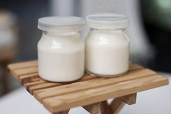 Theo nghiên cứu, trong 100g sữa chua có khoảng 12kcal – lượng calo rất thấp, giúp bạn giảm cân hiệu quả.