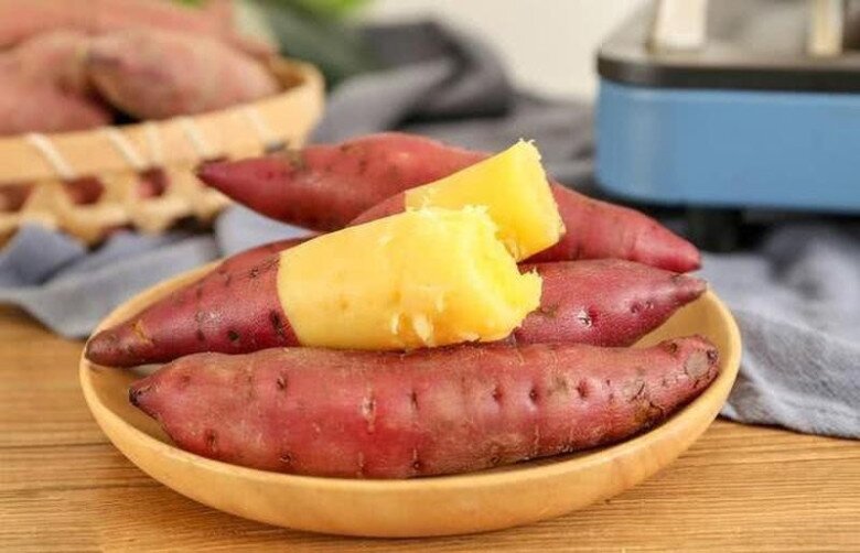 Khoai lang có tác dụng giảm cân hiệu quả một phần là nhờ chứa hàm lượng nước cao. Đặc biệt, khi kết hợp với chất xơ sẽ giúp bạn no lâu hơn.