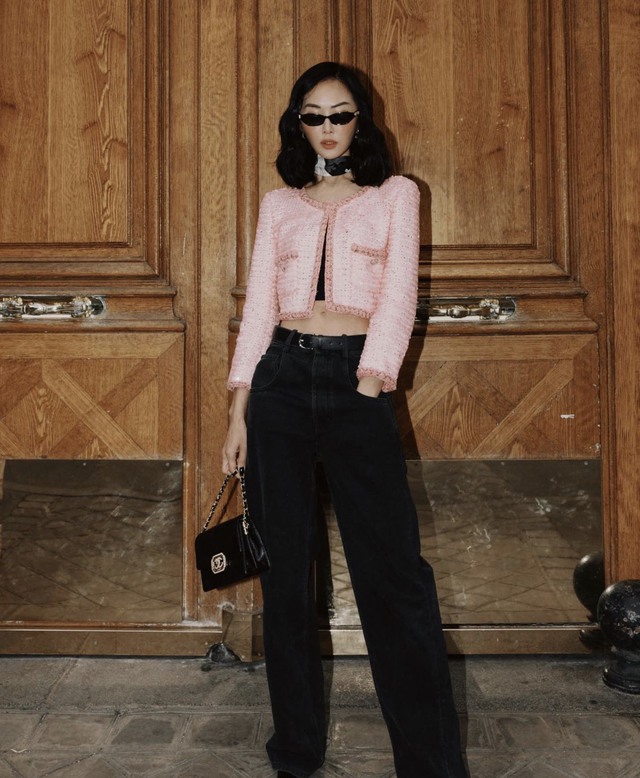 Diện áo khoác vải tweed dáng ngắn cùng crop top khoe eo trông cực sành điệu.