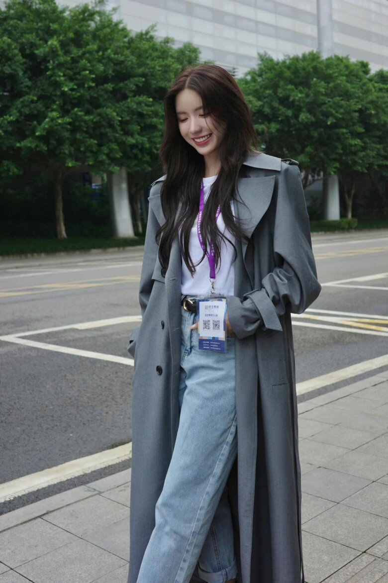 Áo khoác trench coat dáng dài màu xám cũng rất thời trang khi phối với quần jeans ống rộng. Sắc màu lạnh này sẽ tôn lên làn da trắng của phái đẹp.