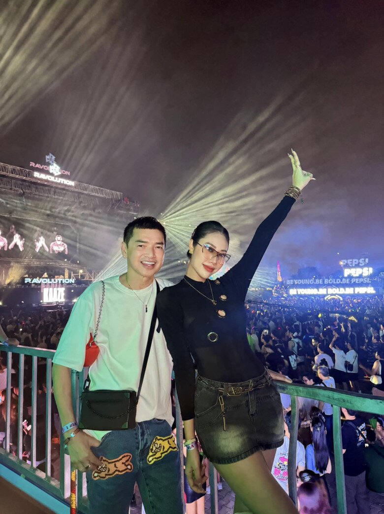Vợ Quang Minh kém anh 37 tuổi nhưng khi cả hai đứng cạnh nhau cũng không quá chênh lệch.