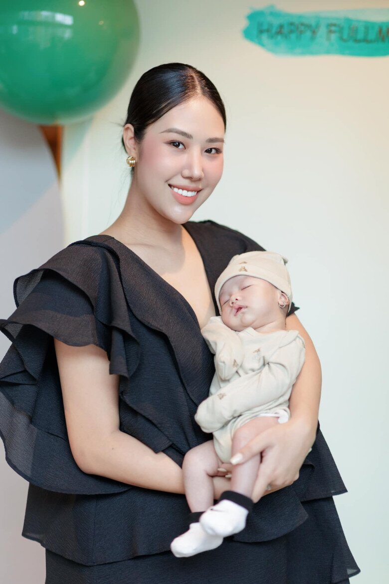 Trong tiệc đầy tháng con trai, Khánh Chi trông xinh đẹp và rạng rỡ.