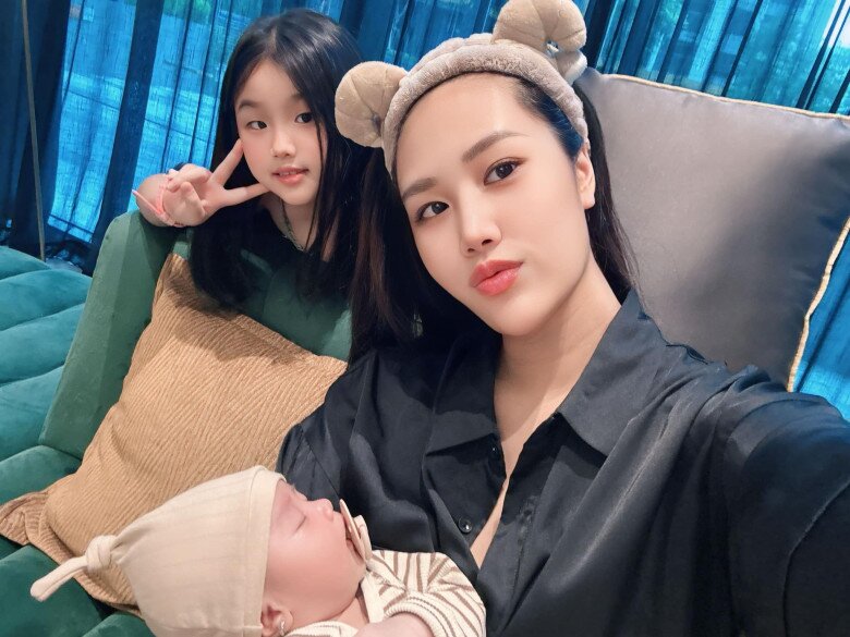 Làn da mịn màng của mẹ bỉm sữa khiến nhiều chị em phát mê.