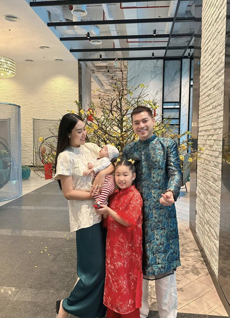 Sau sinh con không lâu, Khánh Chi dường như đã sớm về dáng khi hình thể trông khá gọn gàng.