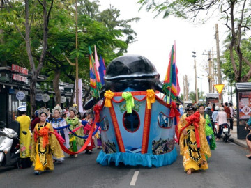 Lễ hội diễn ra tại vùng đất cọp ăn thịt người, từ năm Quý Sửu 1913 đến nay chỉ tổ chức kéo dài 5 ngày