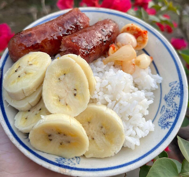 Miền Tây Nam Bộ là một vùng đất trù phú với hệ thống sông ngòi chằng chịt, vườn cây trái sum suê và nền ẩm thực dân dã nhưng vô cùng độc đáo. (Cơm ăn cùng chuối - Ảnh Gia Bảo)