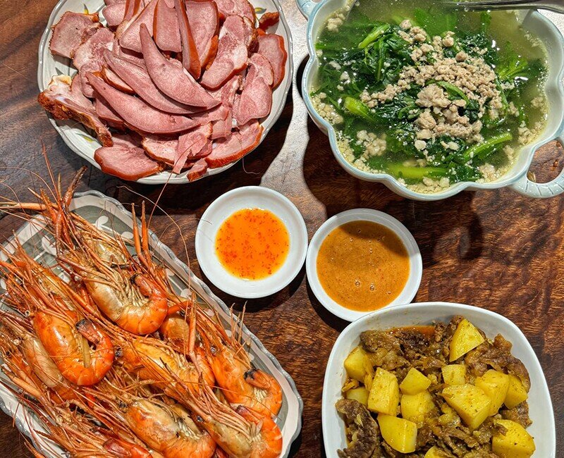 Mâm cơm này gồm các món: Lưỡi heo  luộc, tôm nướng, canh rau cải cúc thịt băm, bò kho khoai tây. (Ảnh: Chị Dung)