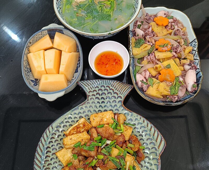 Mâm này gồm các món: Thịt rang cháy cạnh xào với đậu - Mực xào dứa - Canh con trai rau cải. (Ảnh: Thắm Trương)