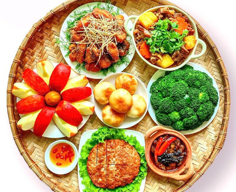 Mâm cơm này gồm các món: Bò hầm, cá rang muối, chả cá, súp lơ luộc, kho quẹt (Ảnh: Linh Phạm)