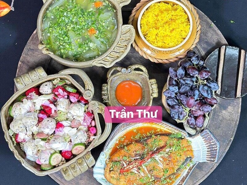 Mâm cơm này gồm: Salad trái cây, cá thu sốt cà chua, canh bí đao. (Ảnh: Anh Thư)