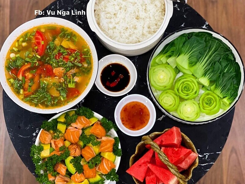 Salad cá hồi quả bơ - Canh cá hồi nấu chua - Rau cải ngọt luộc.