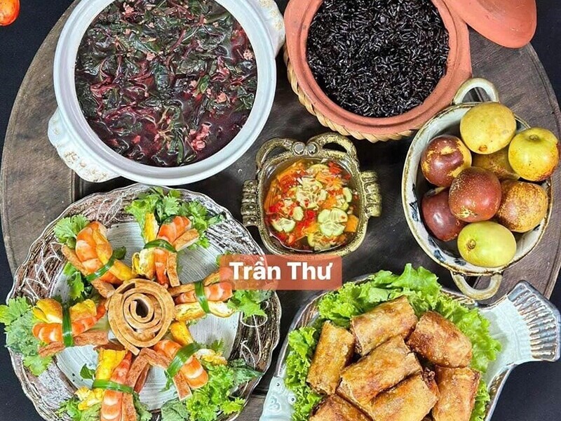 Mâm cơm này gồm: Nem rán, tôm chả cuộn hành, canh rau dền thịt băm. (Ảnh: Anh Thư)