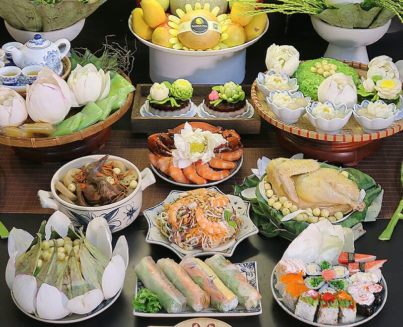 Tôm và cua hấp, chim câu hầm, cơm sen, gà hấp, gỏi cuốn, nộm tôm, sashimi...