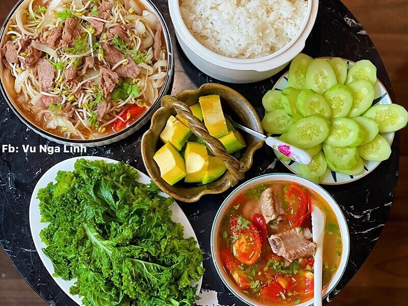 Thịt bò xào hành giá - Canh sườn nấu chua - Rau cải kale luộc.