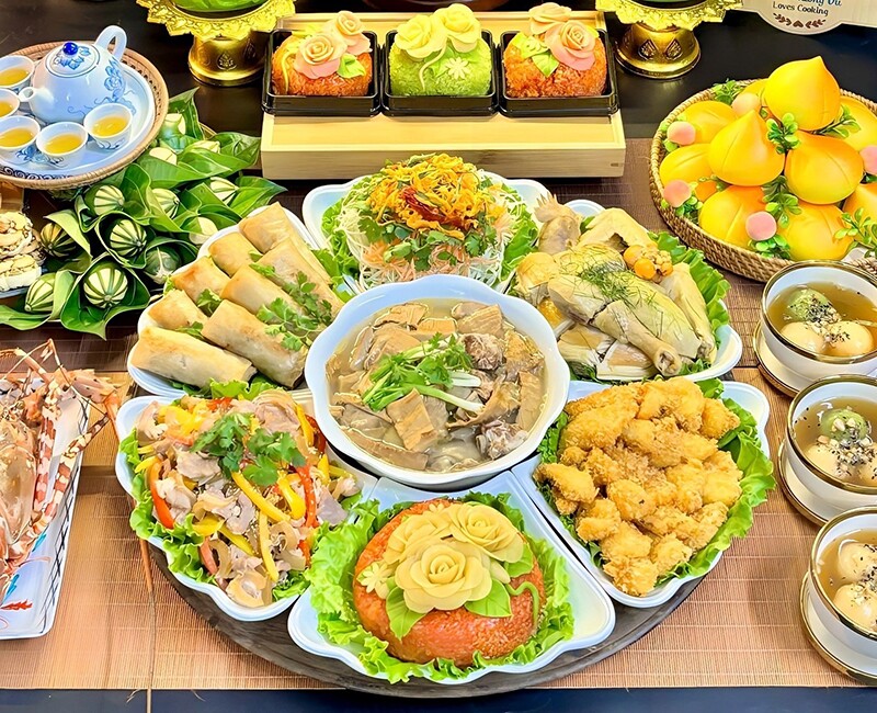 Mâm cỗ này có: Nem rán, gà luộc, canh măng, xôi gấc, bê xào, nộm bò khô, mực chiên xù