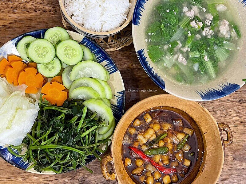 Canh cá nấu chua, chả trứng (Ảnh: Võ Thảo)