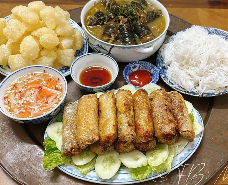 Bánh dầy chiên - Lươn om hoa chuối - bún Nem rán. (Ảnh: Minh Thắm)