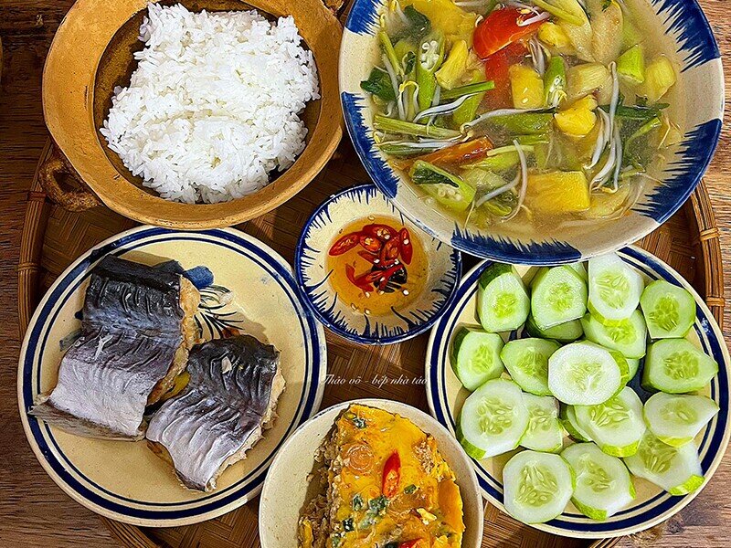 Canh cá nấu chua, chả trứng, dưa chuột. (Ảnh: Võ Thảo)