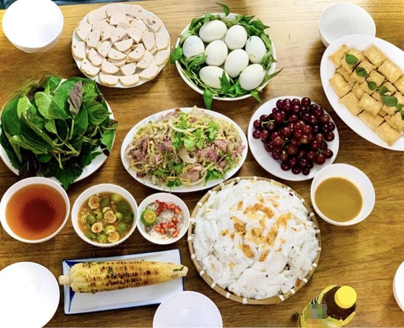 Bữa ăn ngon với các món: Bánh cuốn chả - Gỏi bê nem chạo - Đậu hũ chiên - Trứng vịt lộn. (Ảnh: Mỹ Trang)