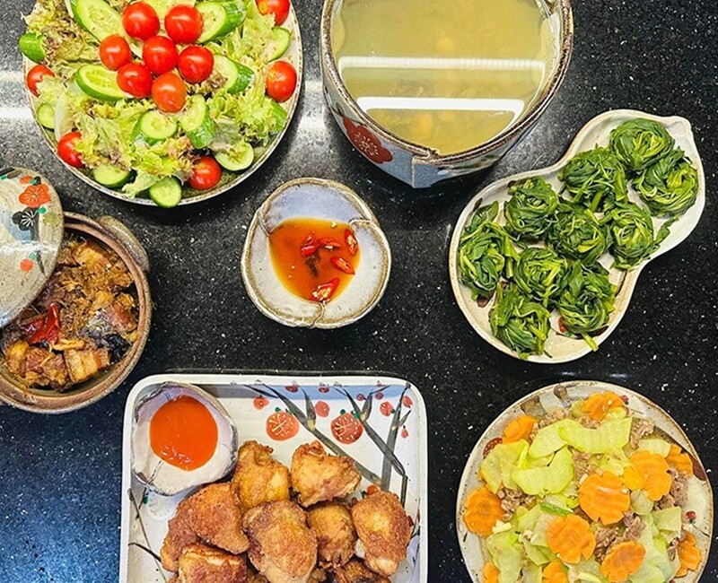 Mâm cơm này gồm các món: Thịt kho, gà chiên, salad dưa chuột, rau muống luộc, bò xào su su.