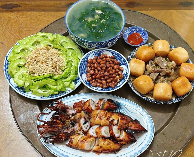 Bò sốt tiêu - bánh bao - Mực trứng nướng - Mướp đắng - ruốc - Canh ngao mồng tơi. (Ảnh: Minh Thắm)