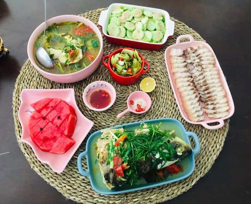 Mâm cơm này gồm các món: Canh cá nấu chua, thịt ba chỉ luộc, salad dưa chuột (Ảnh: Tú Linh)