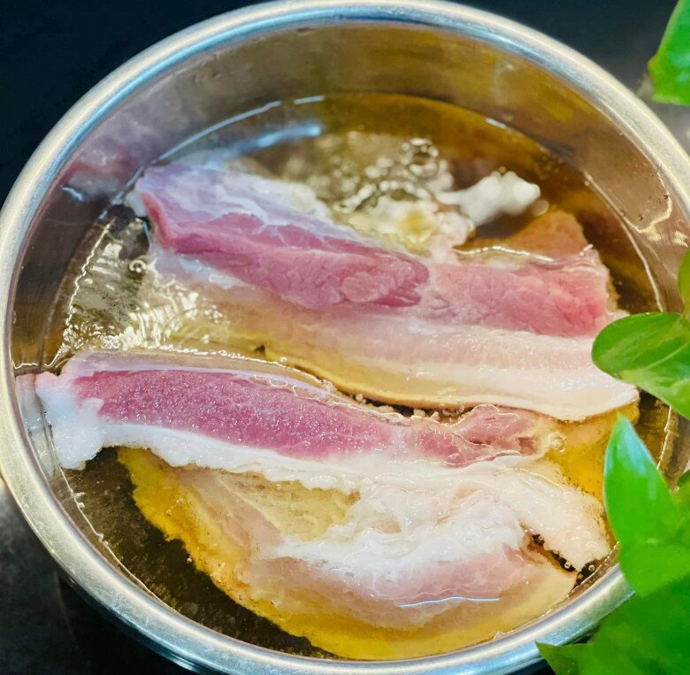 Ba chỉ ngâm bia nướng, cuốn rau thơm rồi chấm tương ớt, nghĩ thôi đã thèm chảy nước miếng - 2
