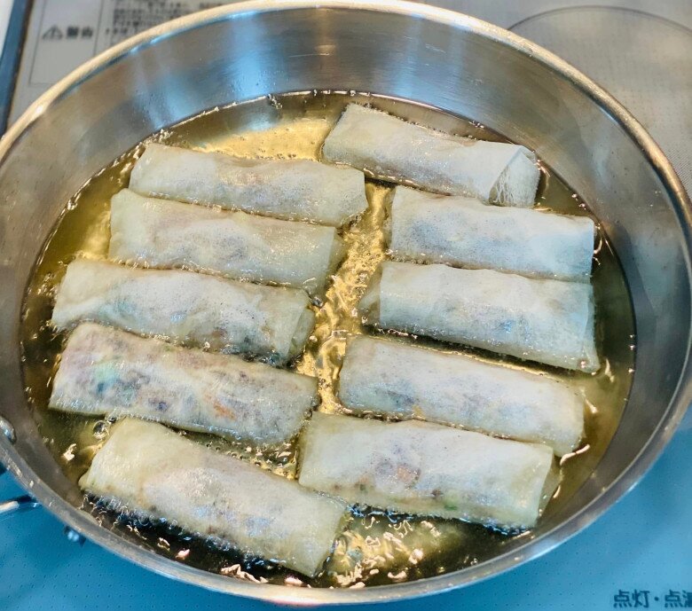 Mẹ đảm làm nem rán kiểu miền Nam không cần đến trứng nhưng vẫn giòn ngon, nhân kết dính như thường - 4